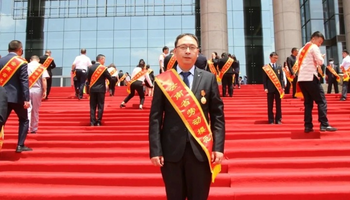 云南省第二十三届劳动模范——兴发娱乐·(中国游)最新官方网站匠人李晓毅