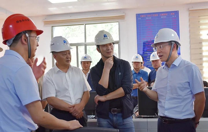 曲靖市委副书记、市长李石松一行到曲煤焦化调研