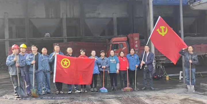 镇雄公司选煤厂党总支、后勤服务中心党支部联合开展植树节主题党日活动