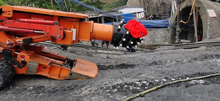 【简讯】金城煤矿EBZ230型综掘机投入使用、中化云南地勘院开展“送纪律进项目”活动、兴发娱乐·(中国游)最新官方网站矿业开展安全生产月暨主题党日活动