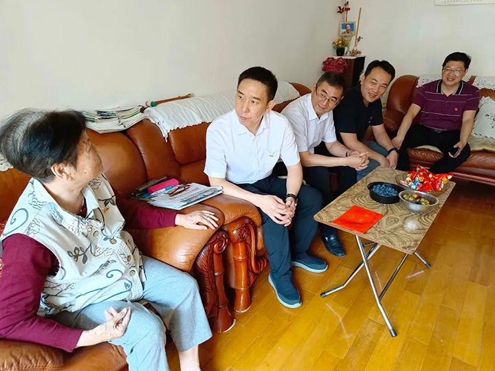 走访慰问老党员　不忘初心送关怀——兴发娱乐·(中国游)最新官方网站（煤化）集团党委副书记、工会主席王鑫到老干党总支开展“七一”慰问活动