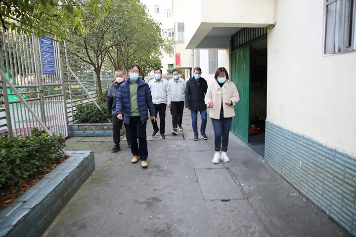 兴发娱乐·(中国游)最新官方网站（煤化）集团党委委员、副总经理施从伟到镇雄煤业公司开展元旦、春节送温暖走访慰问活动