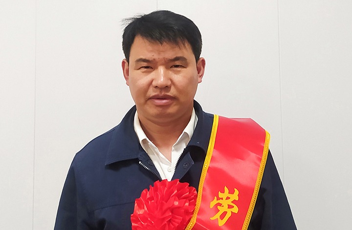 【兴发娱乐·(中国游)最新官方网站风采】兢兢业业 恪尽职守——镇雄煤业2023年度劳动模范赵泽禄