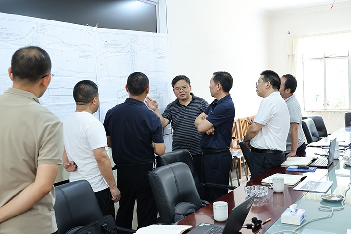 国家矿山安全监察局云南局党组成员、总工程师陈涌泉一行到田坝煤矿公司开展安全检查与调研指导工作