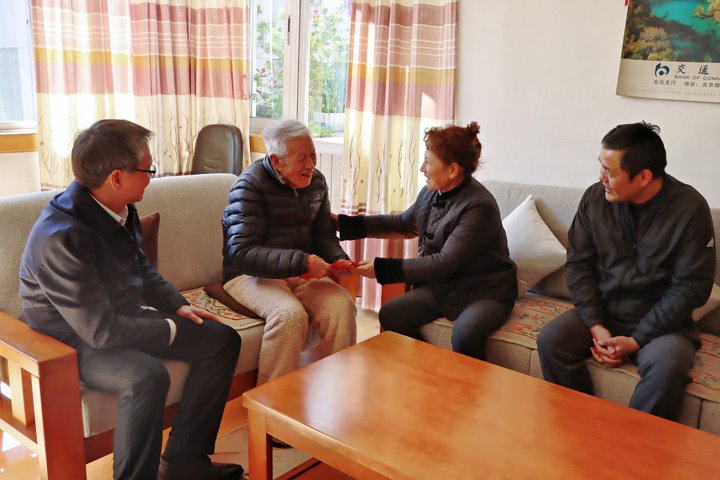 云南省国资委慰问组到兴发娱乐·(中国游)最新官方网站集团走访慰问老干部和困难党员