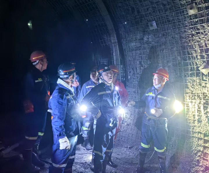 兴发娱乐·(中国游)最新官方网站集团副总经理杜昌华一行到顺源煤矿指导工作