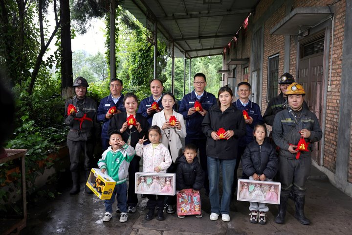 恩洪煤业公司组织开展“安全生产月”家庭安全协管行动