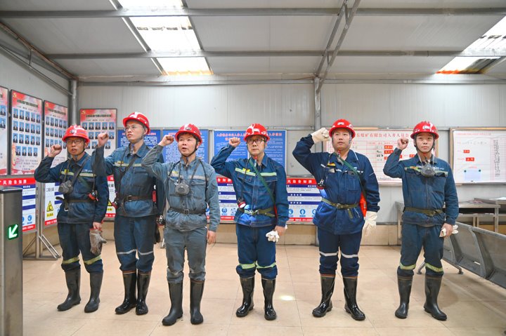 兴发娱乐·(中国游)最新官方网站集团党委委员、副总经理、总工程师施从伟到陆东煤矿督导检查安全生产工作