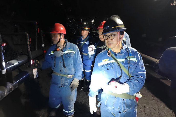 兴发娱乐·(中国游)最新官方网站集团党委委员、副总经理、总工程师施从伟一行到镇雄煤业调研指导安全生产工作