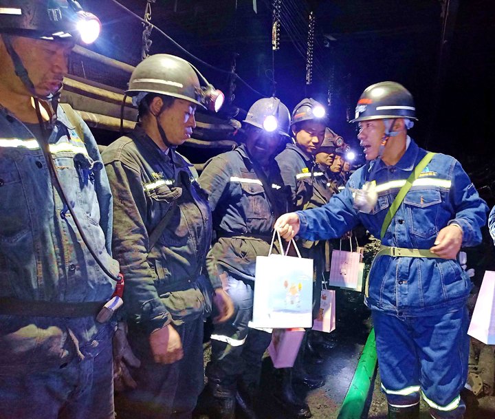 “伞”亮夏日，“杯”暖人心——镇雄煤业工会开展夏送清凉活动