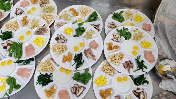 先锋煤业职工食堂“过桥米线”温暖上线